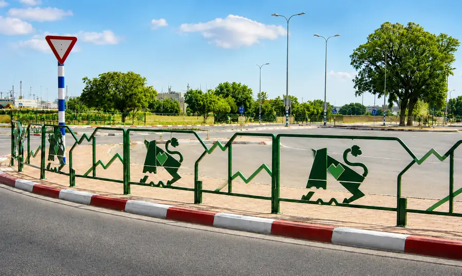 גדר רחוב מעוצבת בסמל מטה יהודה