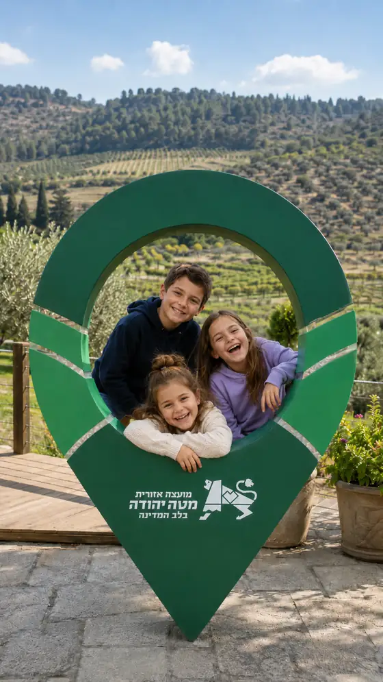 מיצב נקודת ציון ממותג עם ילדים